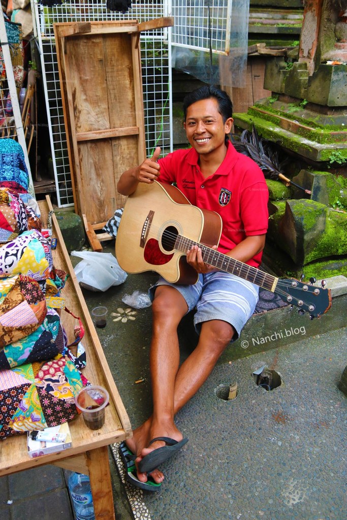Man playing guitar, Ubud Market, Ubud, Bali, Indonesia